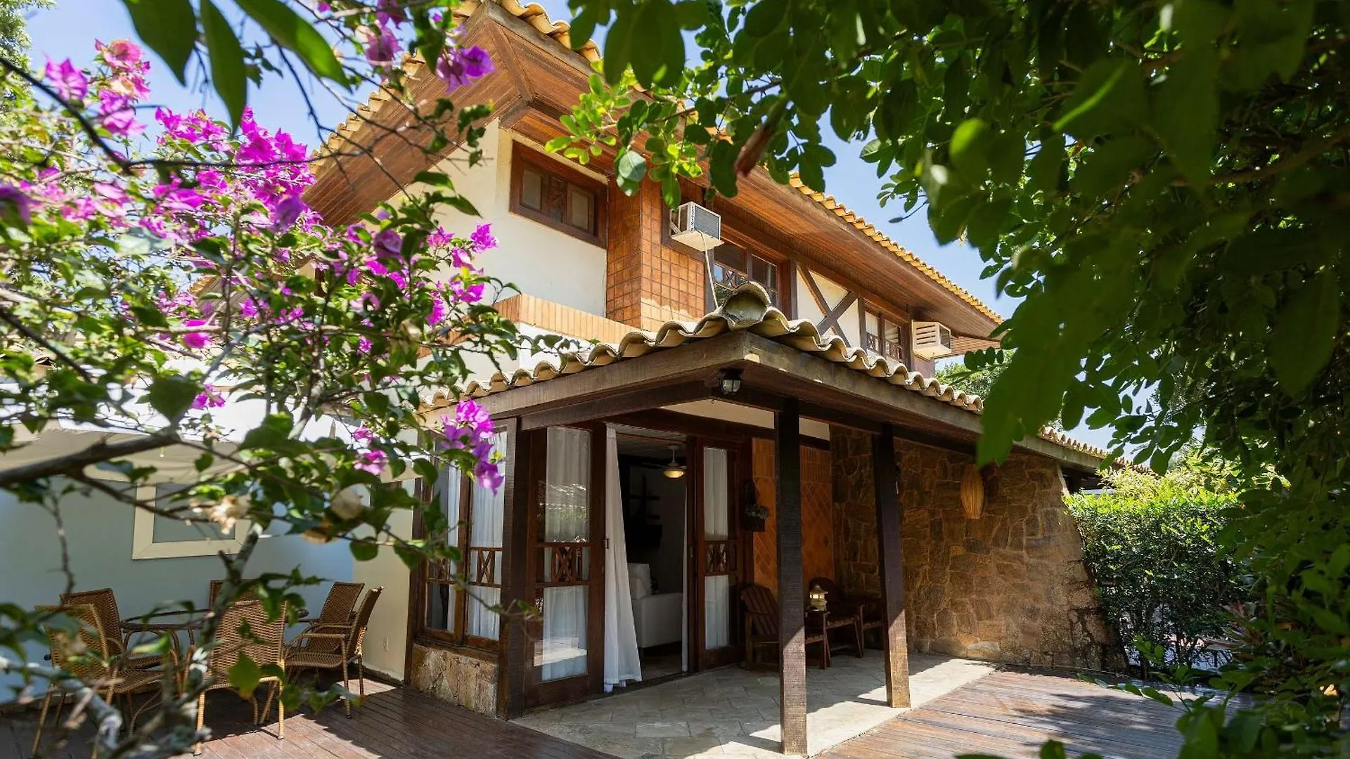 Casa Em Buzios: 3 Quartos, Varanda E Garagem |Vf32